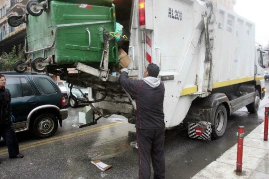 Παραλίγο τραγωδία με άστεγο στη Θεσσαλονίκη: Κοιμόταν σε κάδο σκουπιδιών και κατέληξε στην πρέσα απορριμματοφόρου